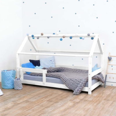 Bílá dětská postel s bočnicí ze smrkového dřeva Benlemi Tery