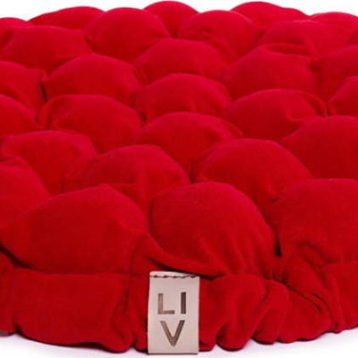 Červený sedací polštářek s masážními míčky Linda Vrňáková Bloom