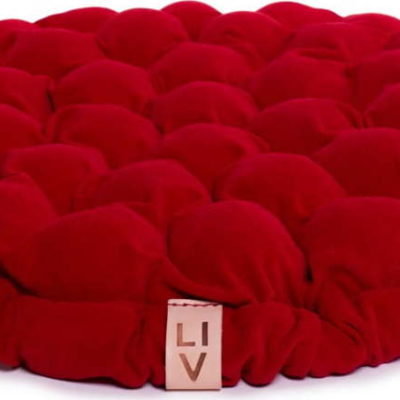 Tmavě červený sedací polštářek s masážními míčky Linda Vrňáková Bloom