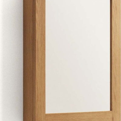 Závěsná koupelnová skříňka se zrcadlem z teakového dřeva v přírodní barvě 50x70 cm Plubia – Kave Home