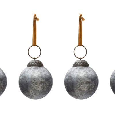 Set čtyř stříbrných skleněných vánočních ozdob Kave Home Blama 6 cm