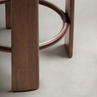 Kave Home Zelená ořechová barová židle Granite II. 65 cm