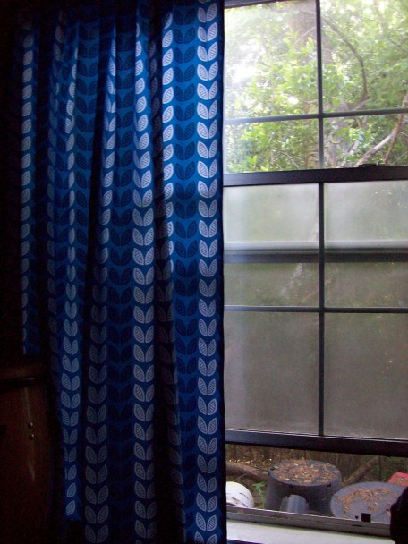 Tmavě modrý závěs do okna